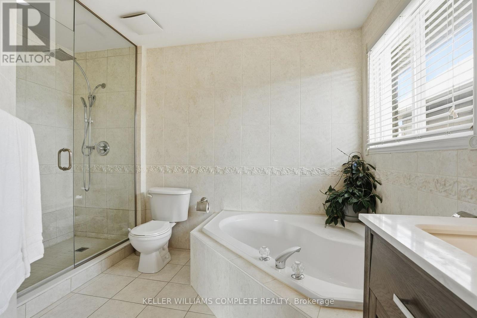 37 Southcreek Drive, Hamilton, ON - Indoor Photo Showing Bathroom