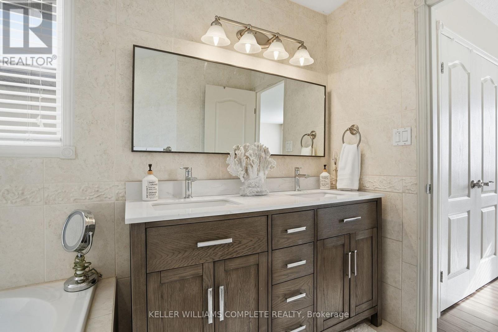 37 Southcreek Drive, Hamilton, ON - Indoor Photo Showing Bathroom