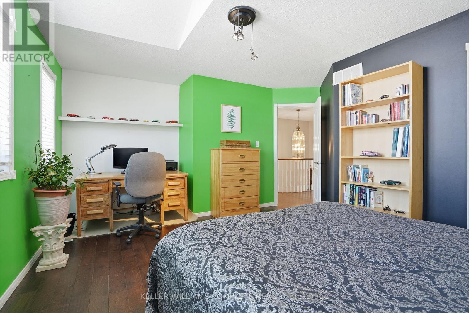 37 Southcreek Drive, Hamilton, ON - Indoor Photo Showing Bedroom
