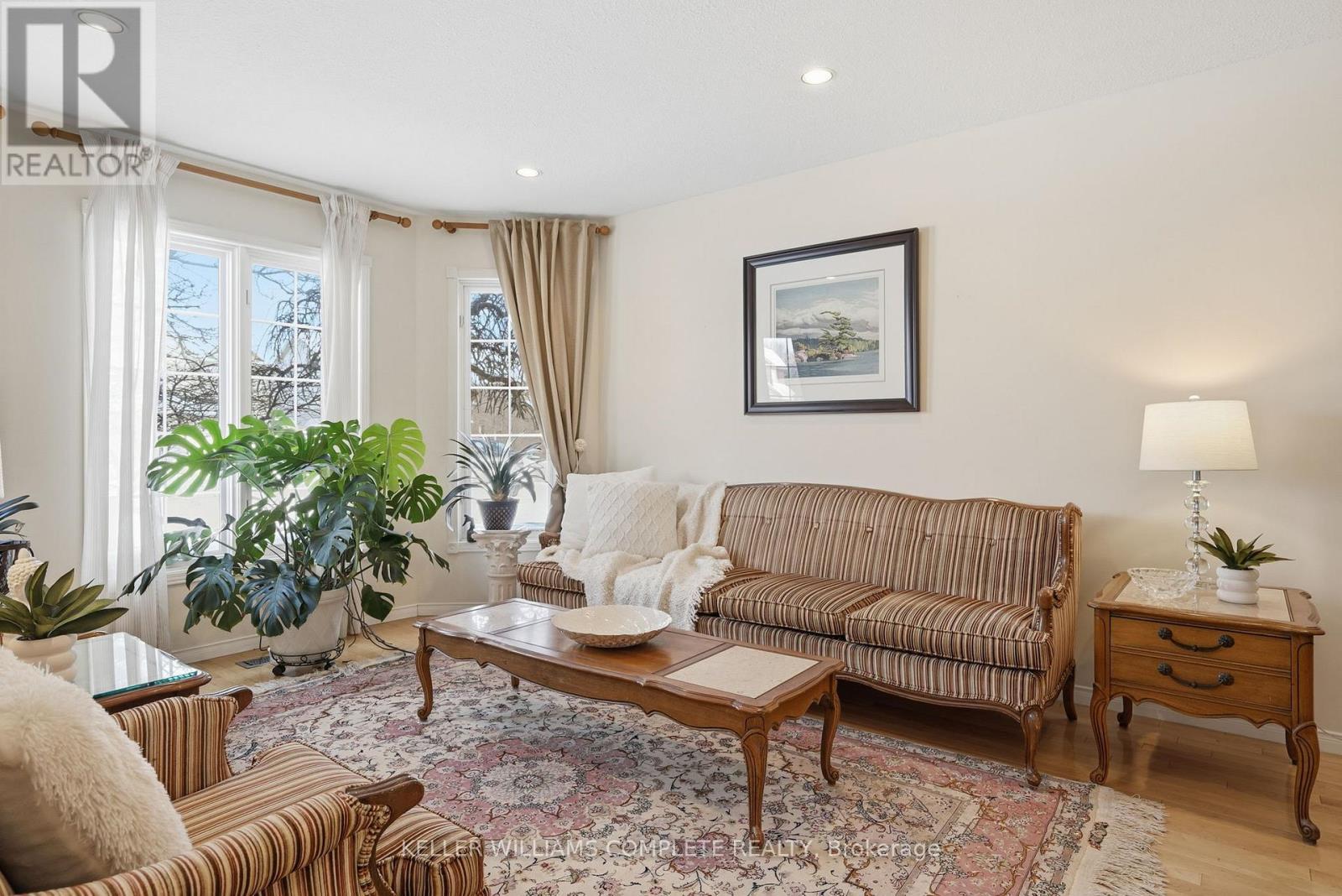 37 Southcreek Drive, Hamilton, ON - Indoor Photo Showing Living Room