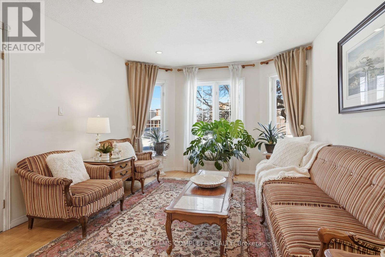 37 Southcreek Drive, Hamilton, ON - Indoor Photo Showing Living Room
