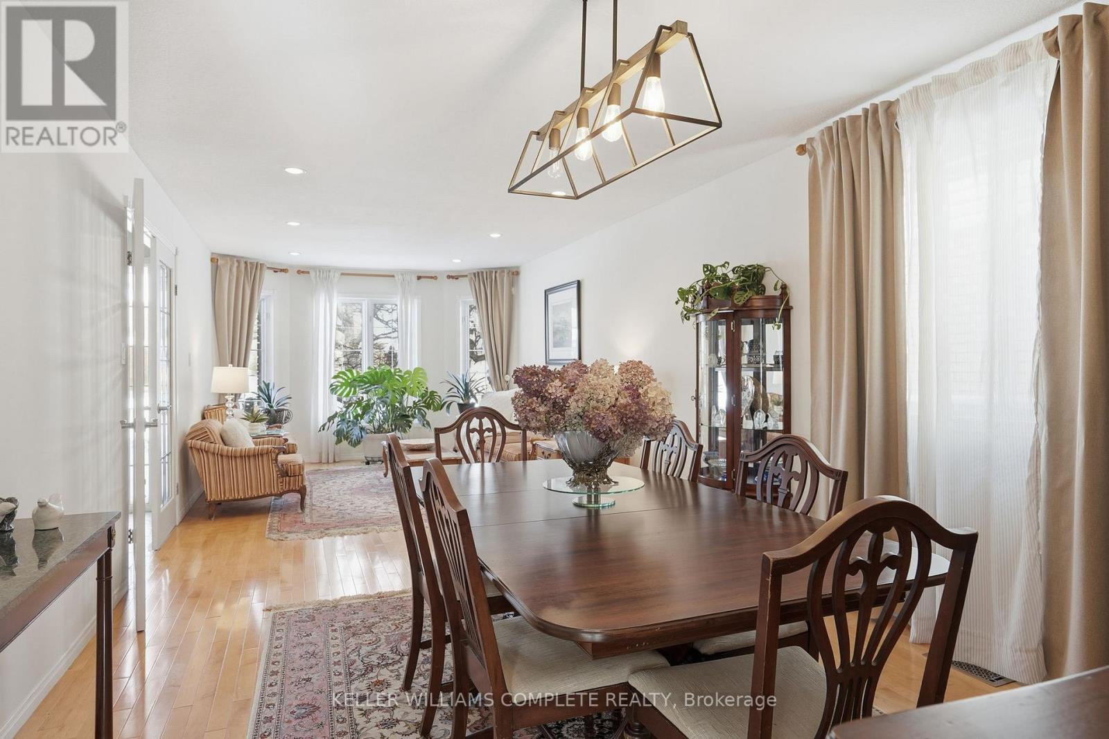 37 Southcreek Drive, Hamilton, ON - Indoor Photo Showing Dining Room