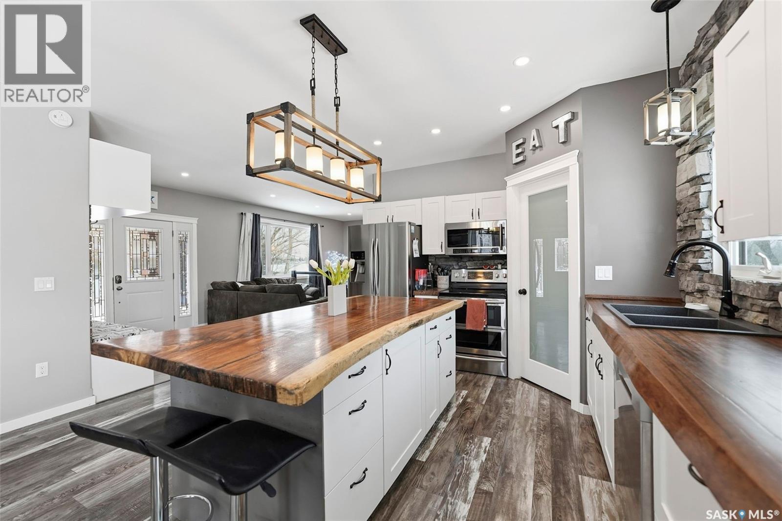 1110 Main Street N, Watrous, SK - Indoor Photo Showing Kitchen With Upgraded Kitchen