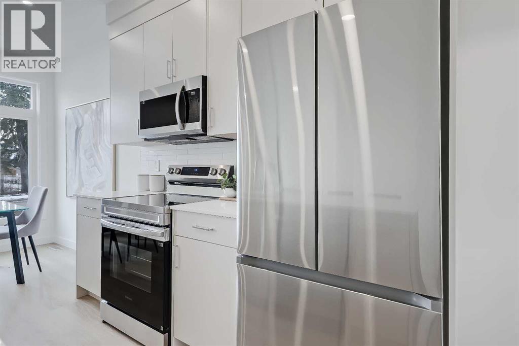 109 & 102, 3550 45 Street Sw, Calgary, AB - Indoor Photo Showing Kitchen