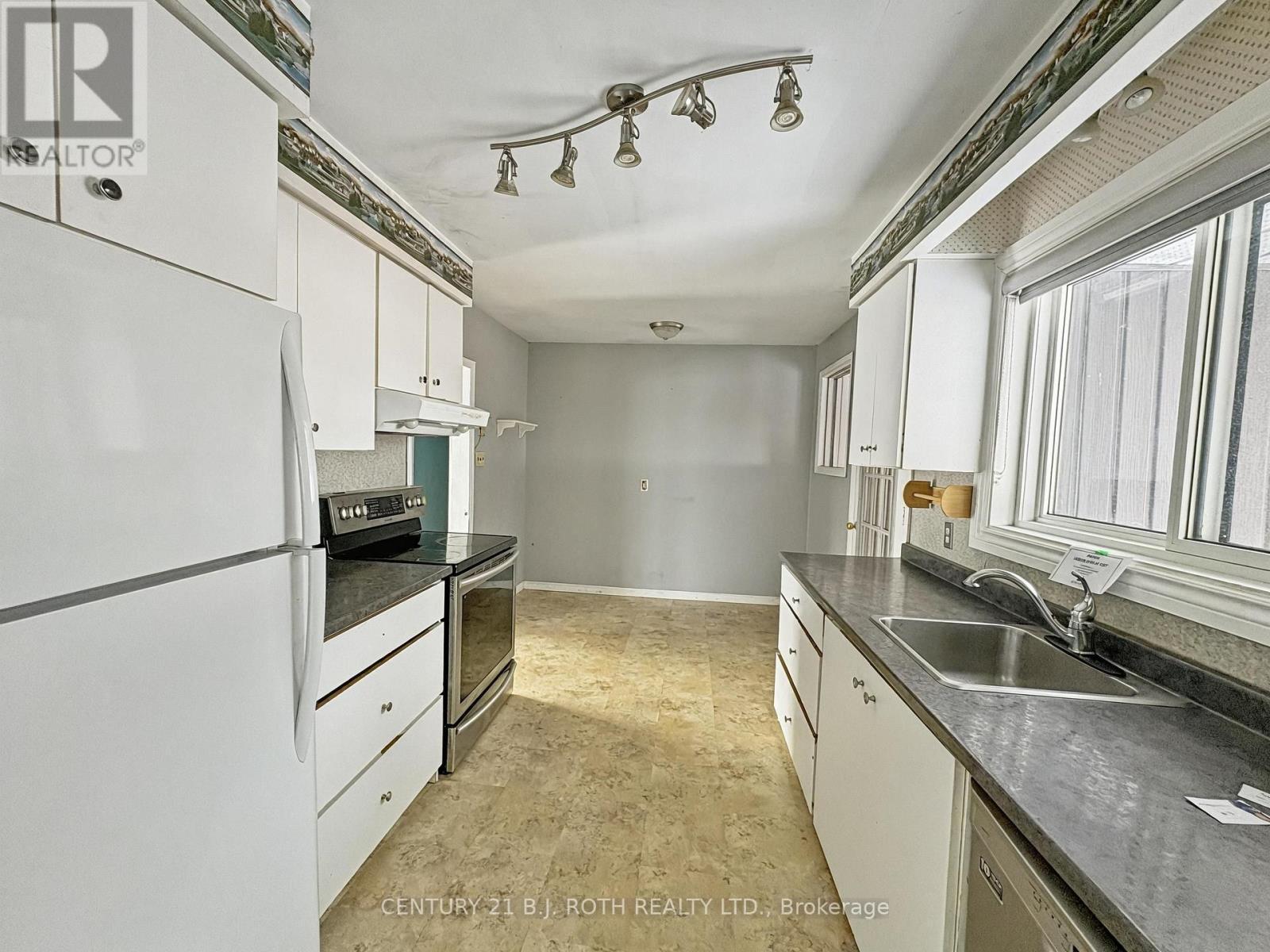 150 Nelson Street E, New Tecumseth, ON - Indoor Photo Showing Kitchen