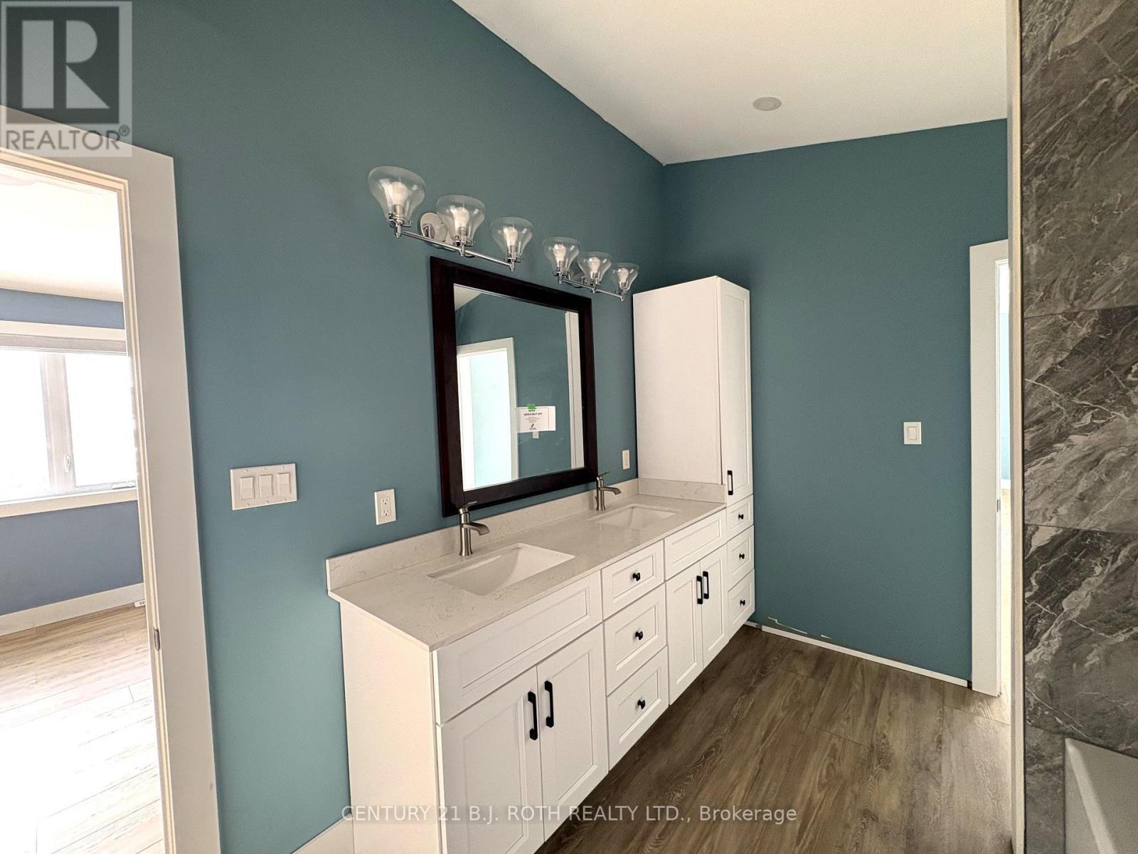 150 Nelson Street E, New Tecumseth, ON - Indoor Photo Showing Bathroom