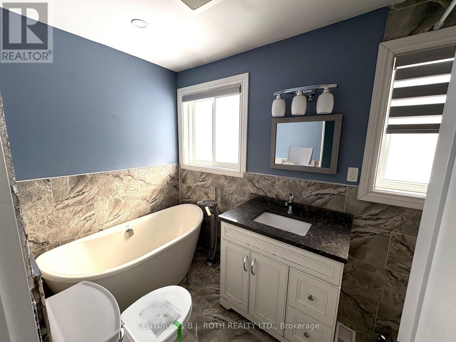 150 Nelson Street E, New Tecumseth, ON - Indoor Photo Showing Bathroom