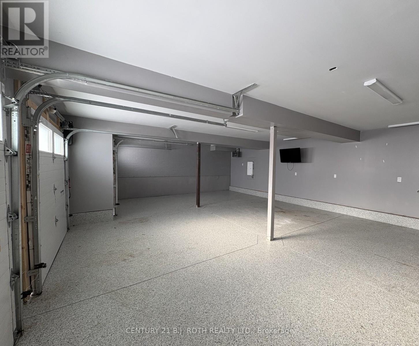 150 Nelson Street E, New Tecumseth, ON - Indoor Photo Showing Garage