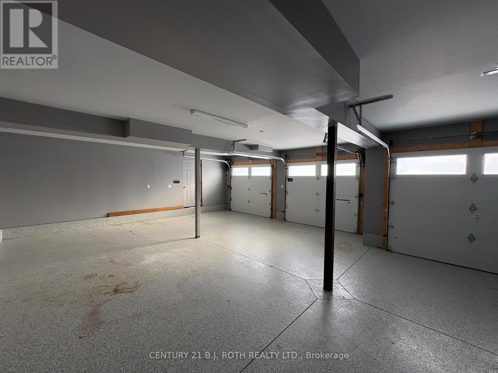 150 Nelson Street E, New Tecumseth, ON - Indoor Photo Showing Garage