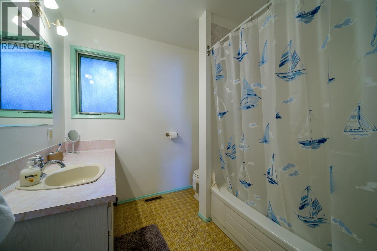 1835 Westsyde Road, Kamloops, BC - Indoor Photo Showing Bathroom