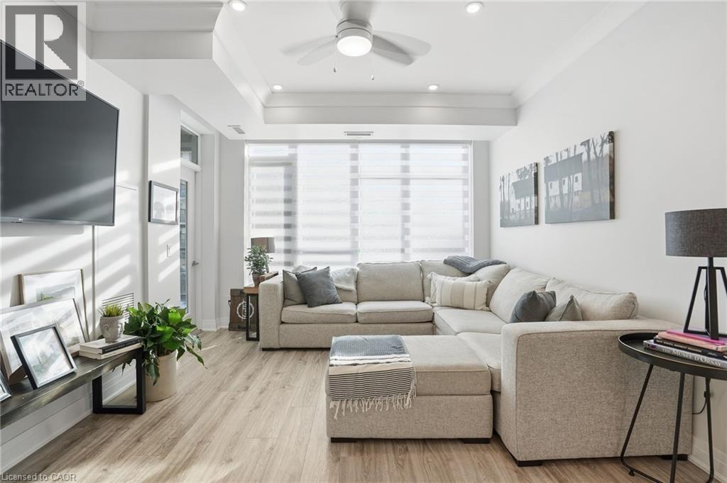 16 Concord Place Unit# 346, Grimsby, ON - Indoor Photo Showing Living Room