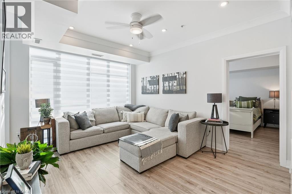 16 Concord Place Unit# 346, Grimsby, ON - Indoor Photo Showing Living Room