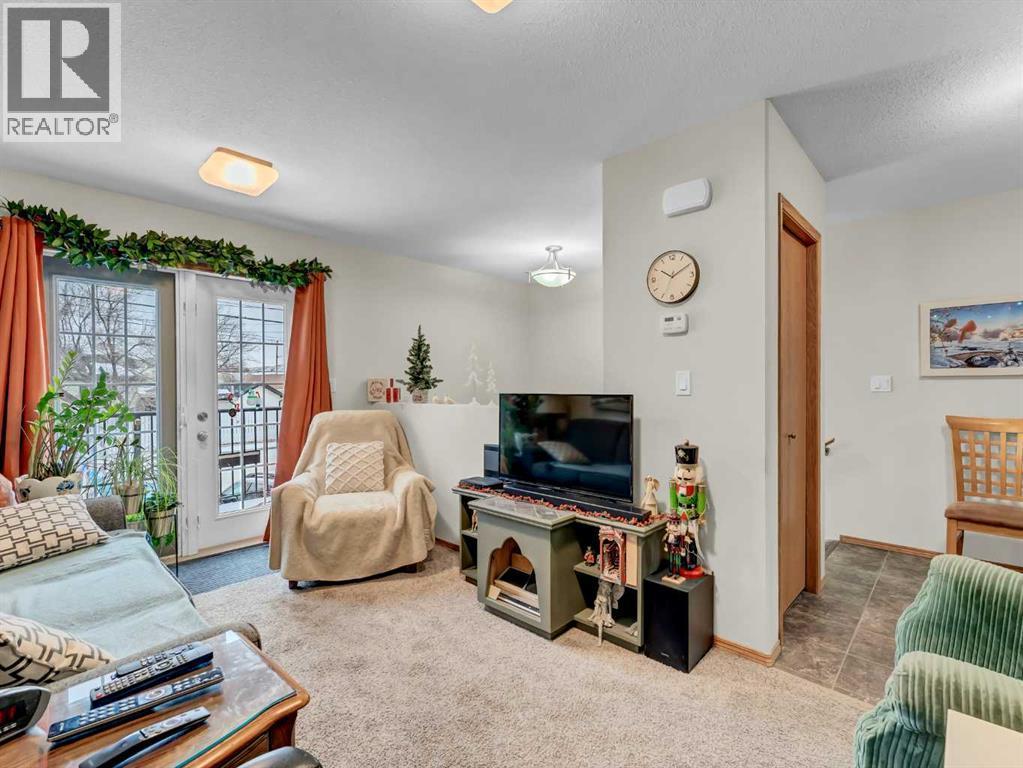 628 Industrial Avenue Se, Medicine Hat, AB - Indoor Photo Showing Living Room