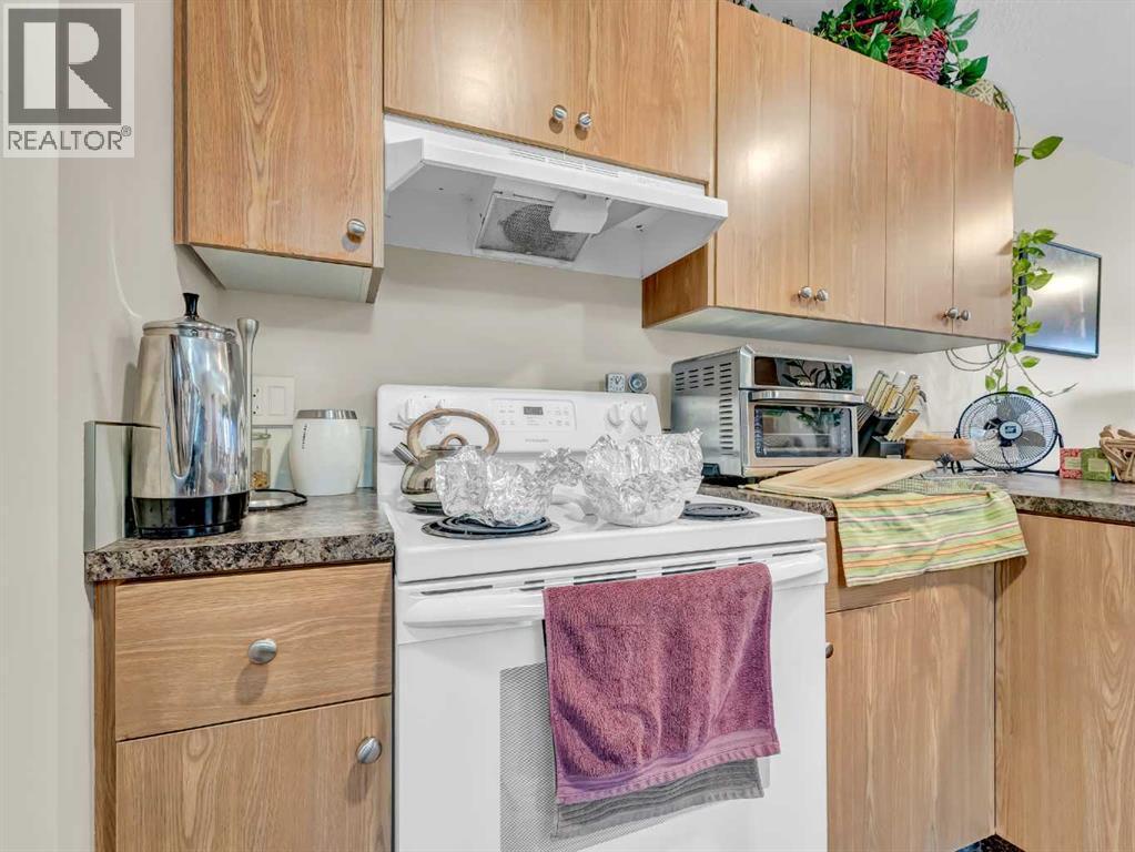 628 Industrial Avenue Se, Medicine Hat, AB - Indoor Photo Showing Kitchen