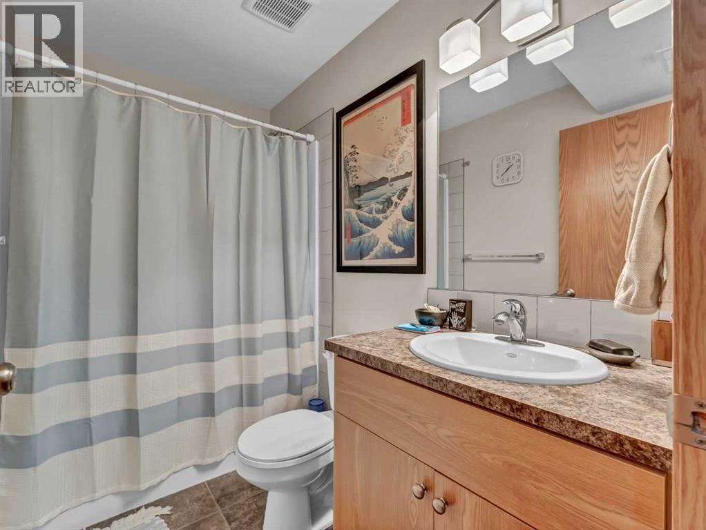 628 Industrial Avenue Se, Medicine Hat, AB - Indoor Photo Showing Bathroom