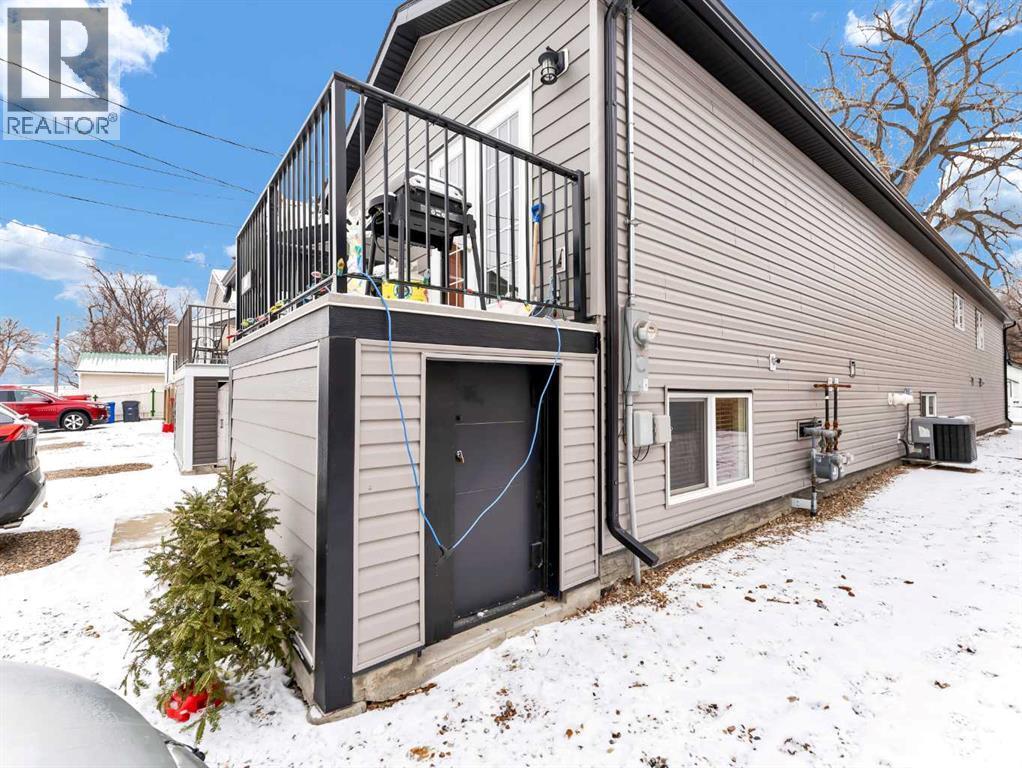 628 Industrial Avenue Se, Medicine Hat, AB - Outdoor With Exterior