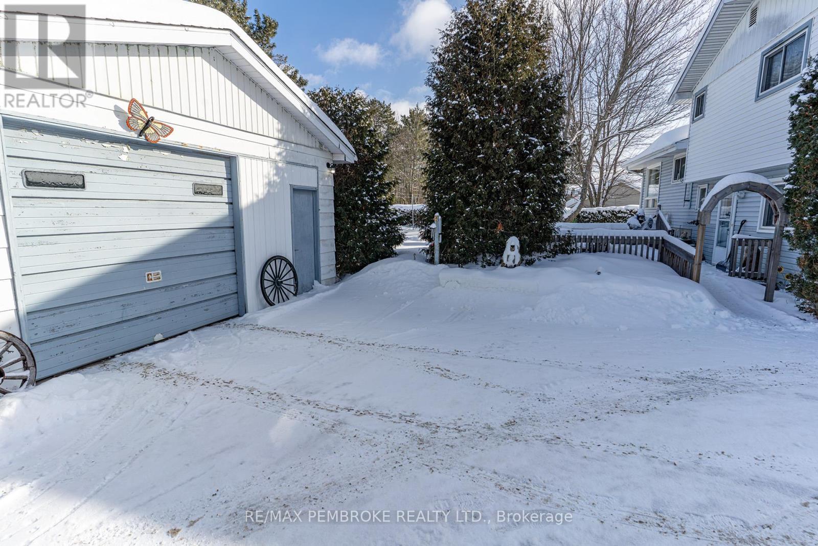2 Silke Drive, Petawawa, ON - Outdoor