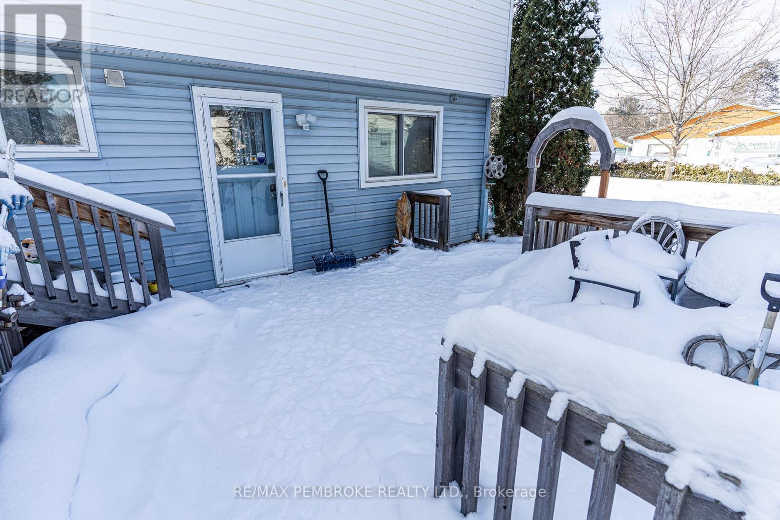 2 Silke Drive, Petawawa, ON - Outdoor