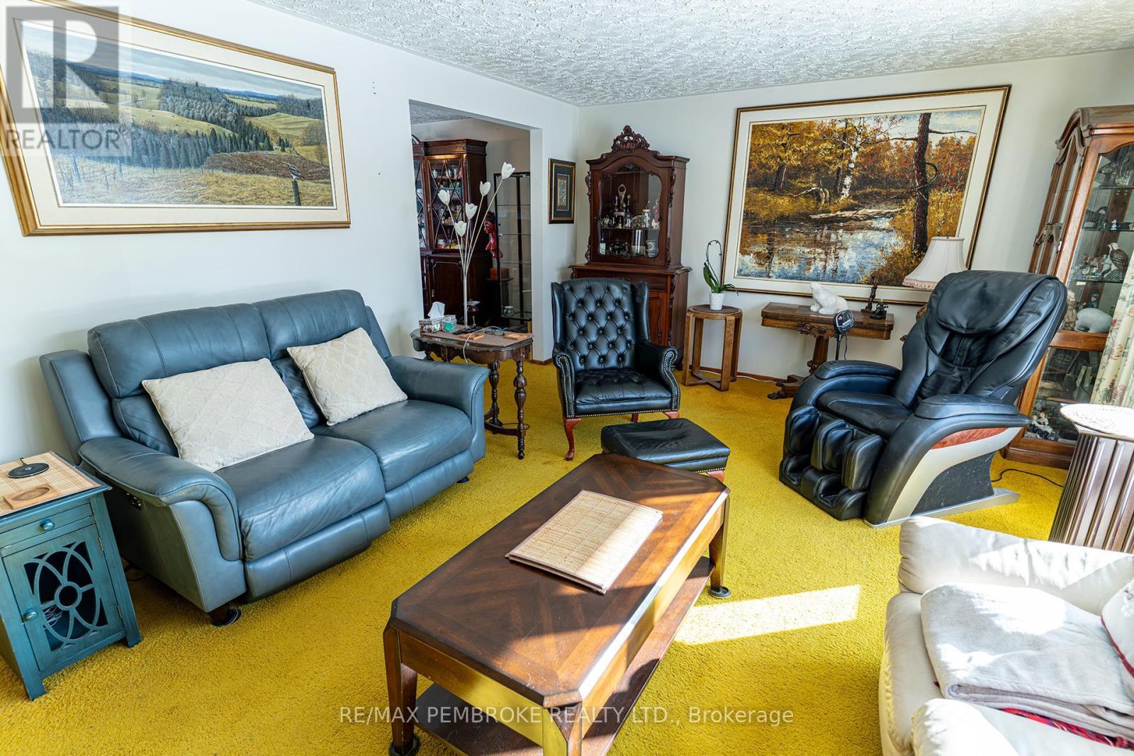 2 Silke Drive, Petawawa, ON - Indoor Photo Showing Living Room
