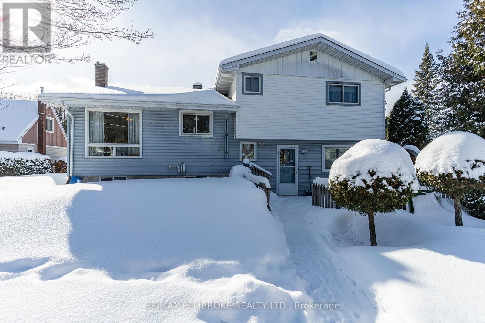 2 Silke Drive, Petawawa, ON - Outdoor