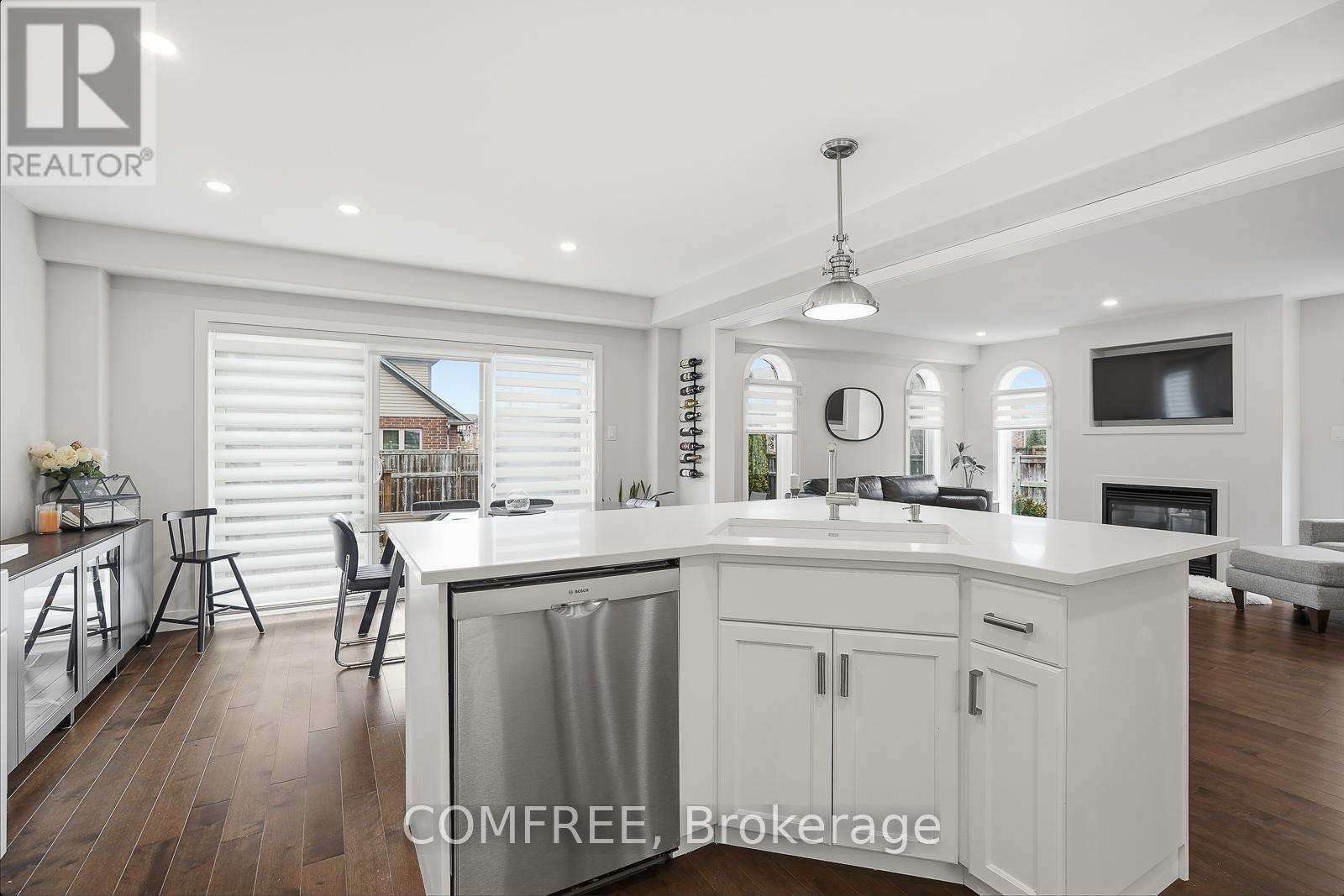 61 Evergreens Drive, Grimsby (Grimsby West), ON - Indoor With Fireplace