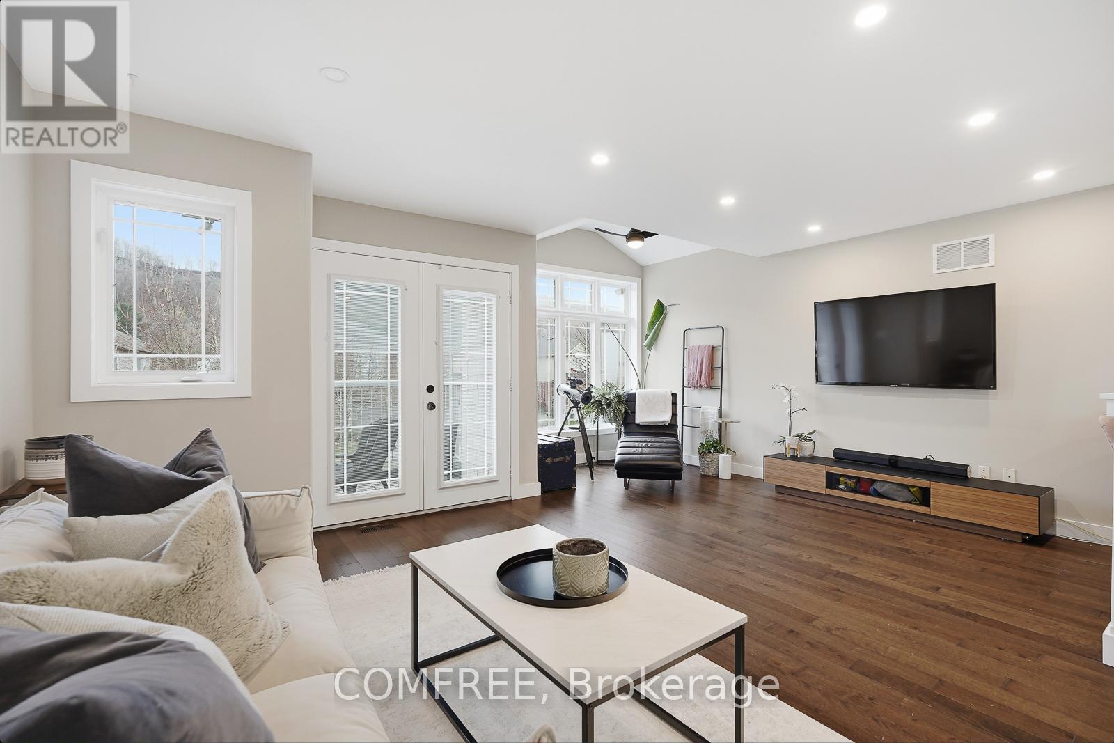 61 Evergreens Drive, Grimsby (Grimsby West), ON - Indoor Photo Showing Living Room