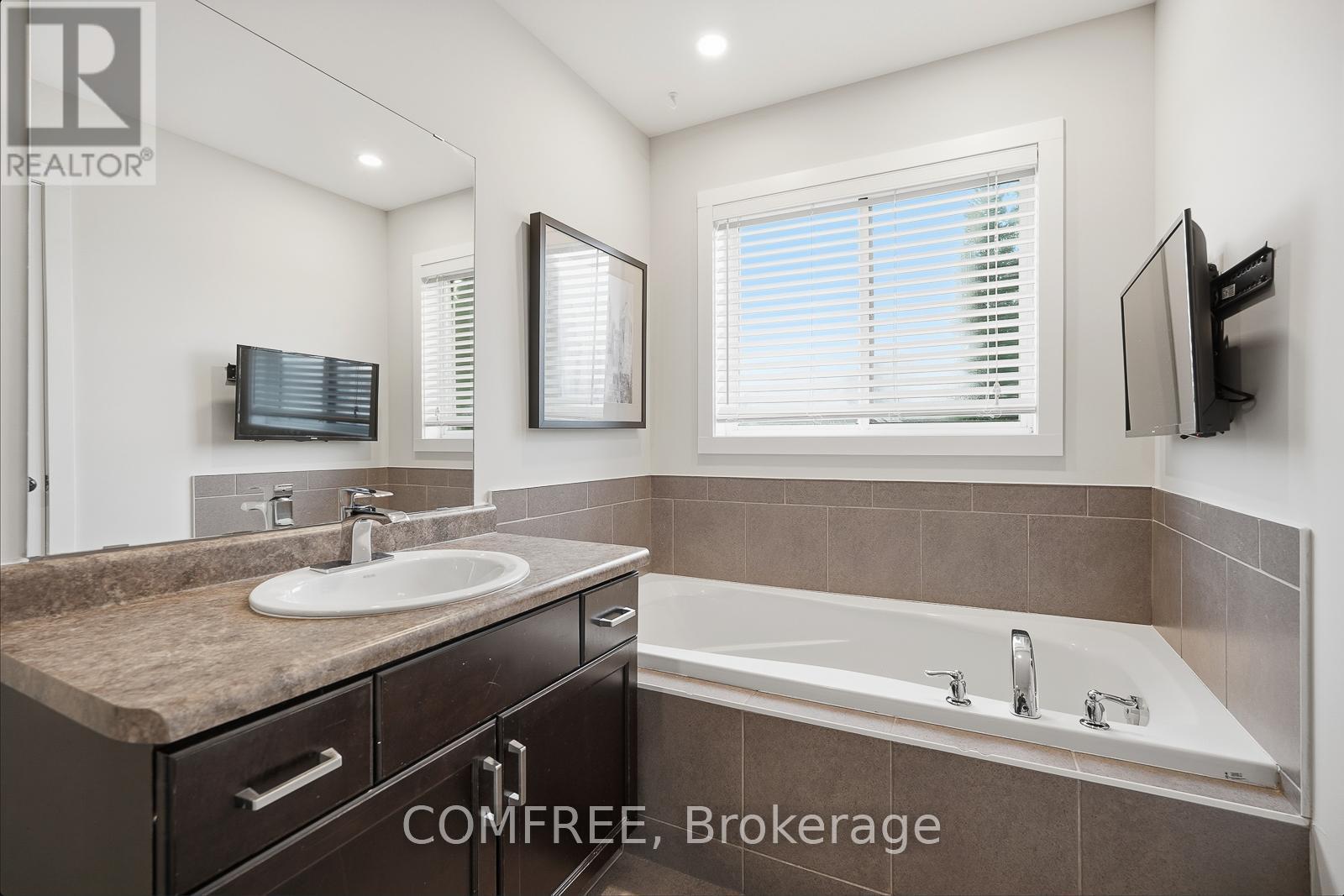 61 Evergreens Drive, Grimsby (Grimsby West), ON - Indoor Photo Showing Bathroom