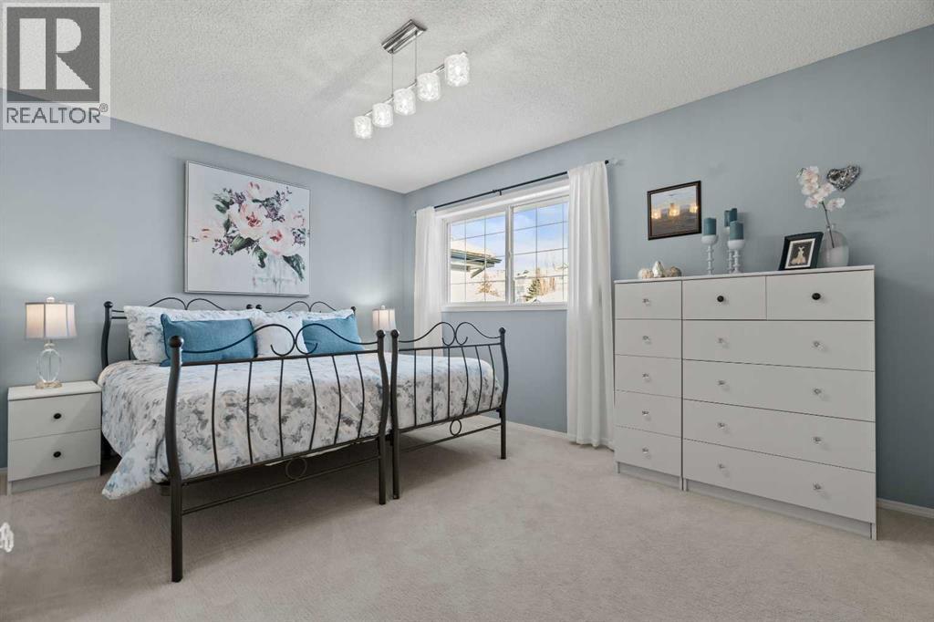 63 Springbank Crescent Sw, Calgary, AB - Indoor Photo Showing Bedroom