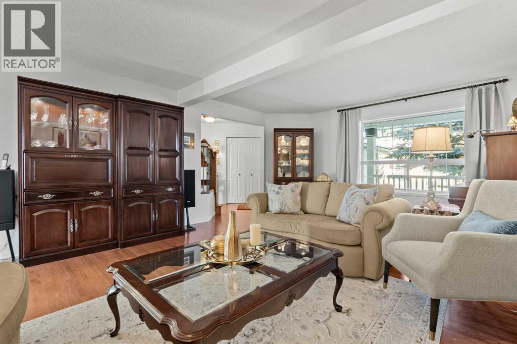 63 Springbank Crescent Sw, Calgary, AB - Indoor Photo Showing Living Room