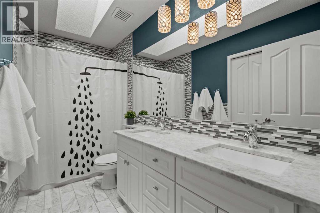 63 Springbank Crescent Sw, Calgary, AB - Indoor Photo Showing Bathroom