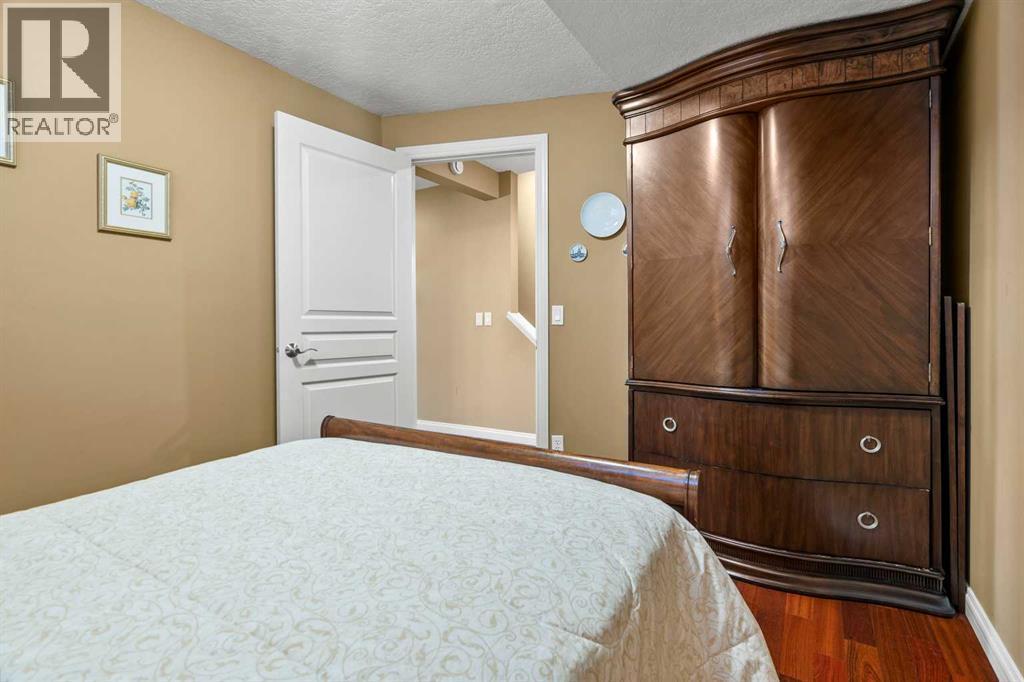 63 Springbank Crescent Sw, Calgary, AB - Indoor Photo Showing Bedroom