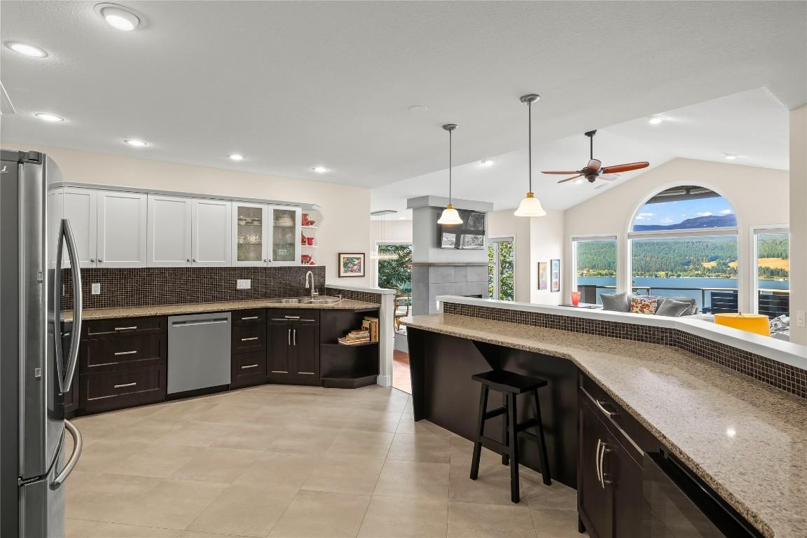 21-83 Peregrine Way, Vernon, BC - Indoor Photo Showing Kitchen With Upgraded Kitchen