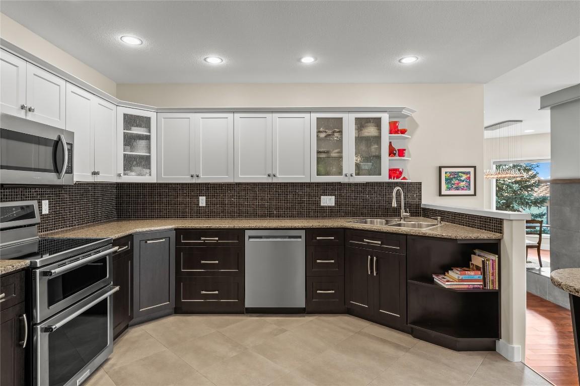 21-83 Peregrine Way, Vernon, BC - Indoor Photo Showing Kitchen With Double Sink With Upgraded Kitchen