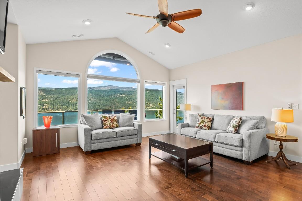 21-83 Peregrine Way, Vernon, BC - Indoor Photo Showing Living Room