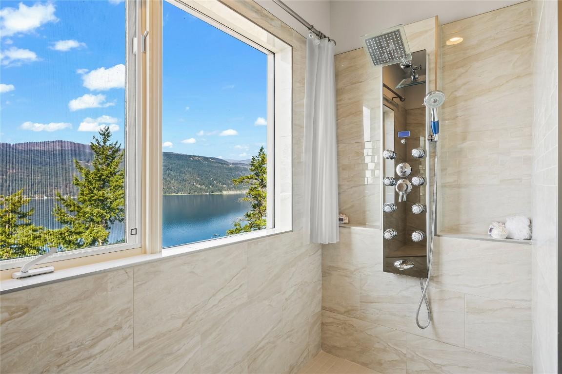 21-83 Peregrine Way, Vernon, BC - Indoor Photo Showing Other Room With Body Of Water