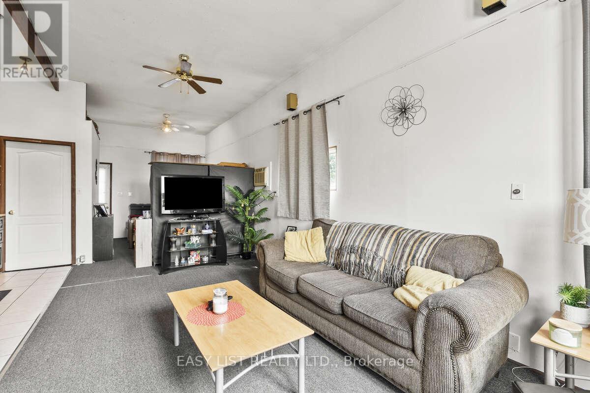 40 Kingsway, Welland, ON - Indoor Photo Showing Living Room