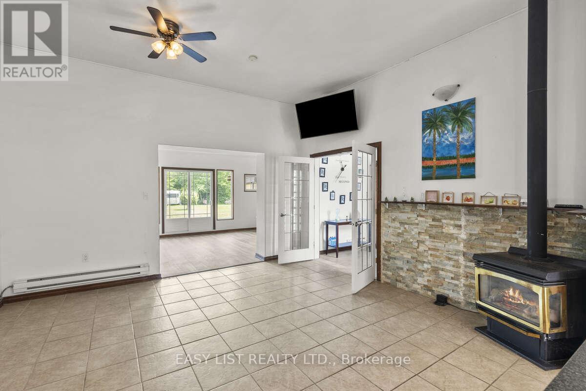 40 Kingsway, Welland, ON - Indoor With Fireplace