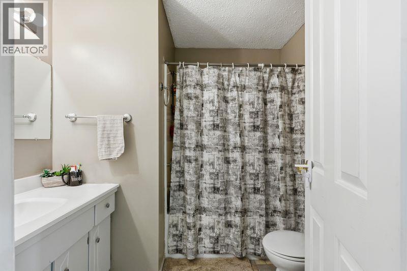 132 Lakeview Avenue, Williams Lake, BC - Indoor Photo Showing Bathroom