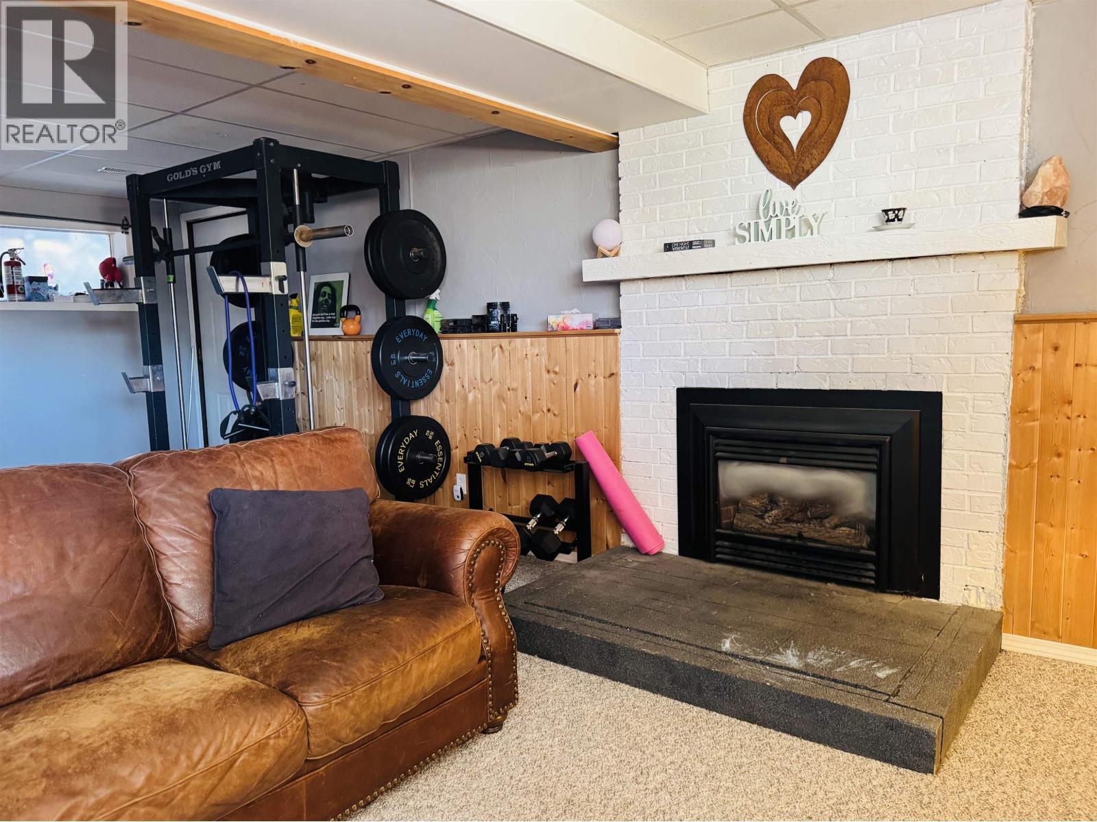 132 Lakeview Avenue, Williams Lake, BC - Indoor Photo Showing Living Room With Fireplace