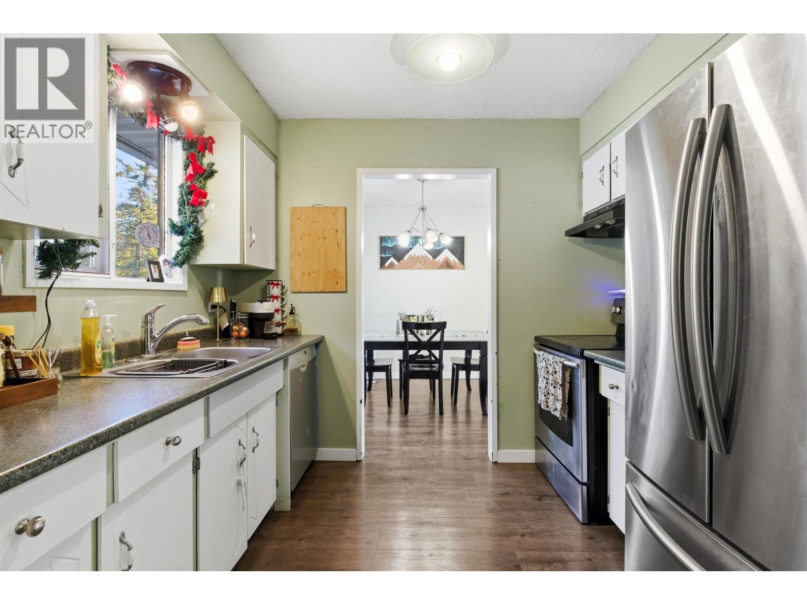 132 Lakeview Avenue, Williams Lake, BC - Indoor Photo Showing Kitchen With Stainless Steel Kitchen With Double Sink
