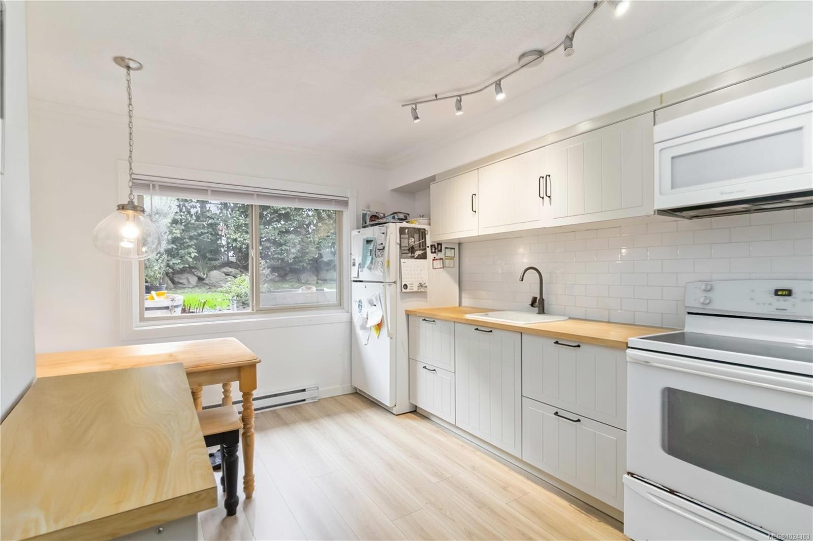 16-477 Lampson St, Esquimalt, BC