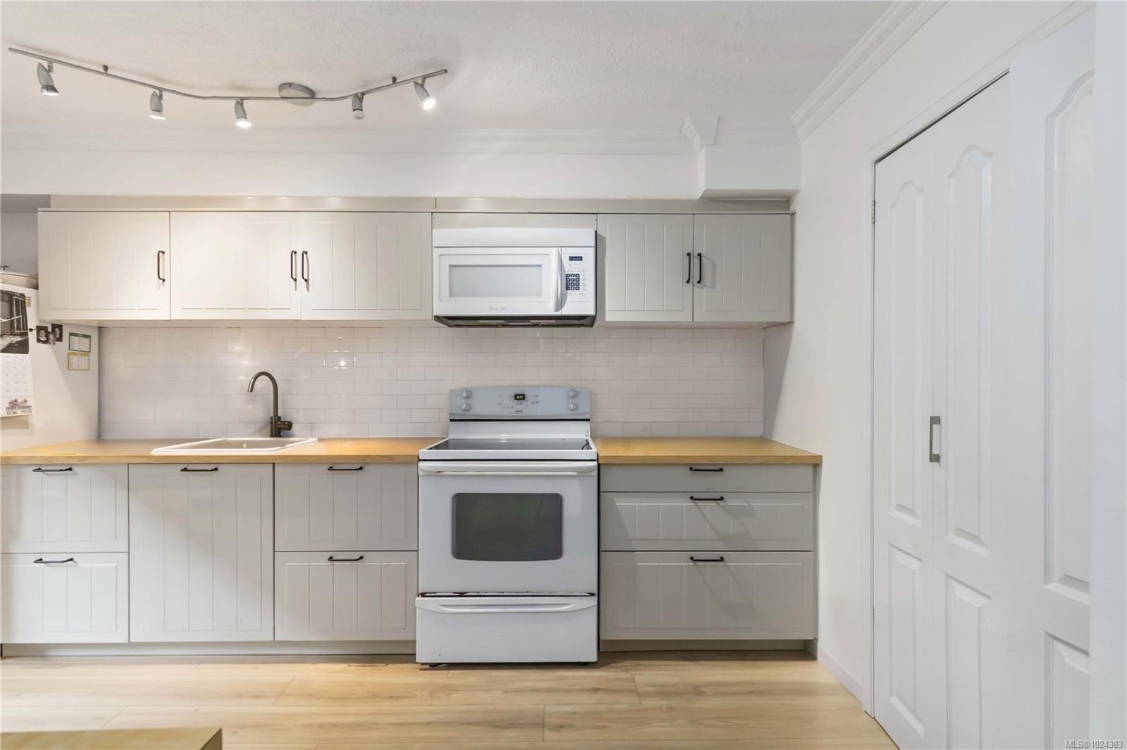 16-477 Lampson St, Esquimalt, BC