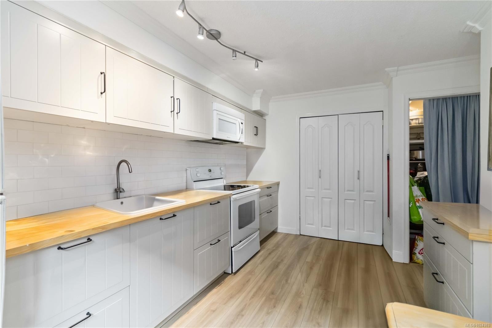 16-477 Lampson St, Esquimalt, BC