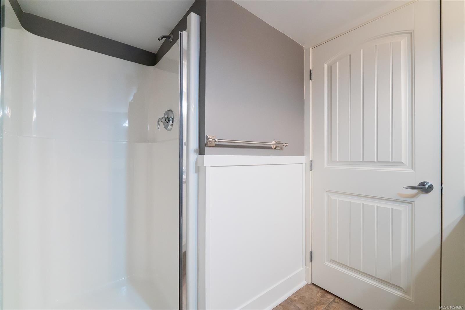 201-1620 Townsite Rd, Nanaimo, BC - Indoor Photo Showing Bathroom