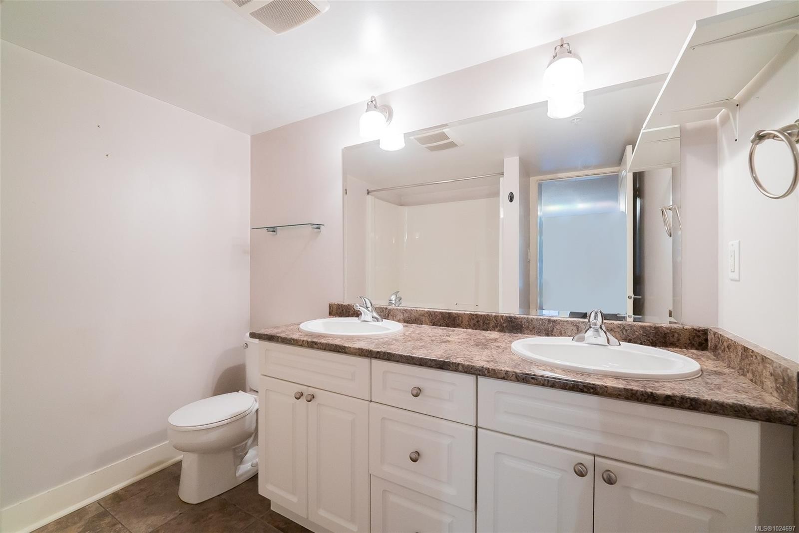 201-1620 Townsite Rd, Nanaimo, BC - Indoor Photo Showing Bathroom