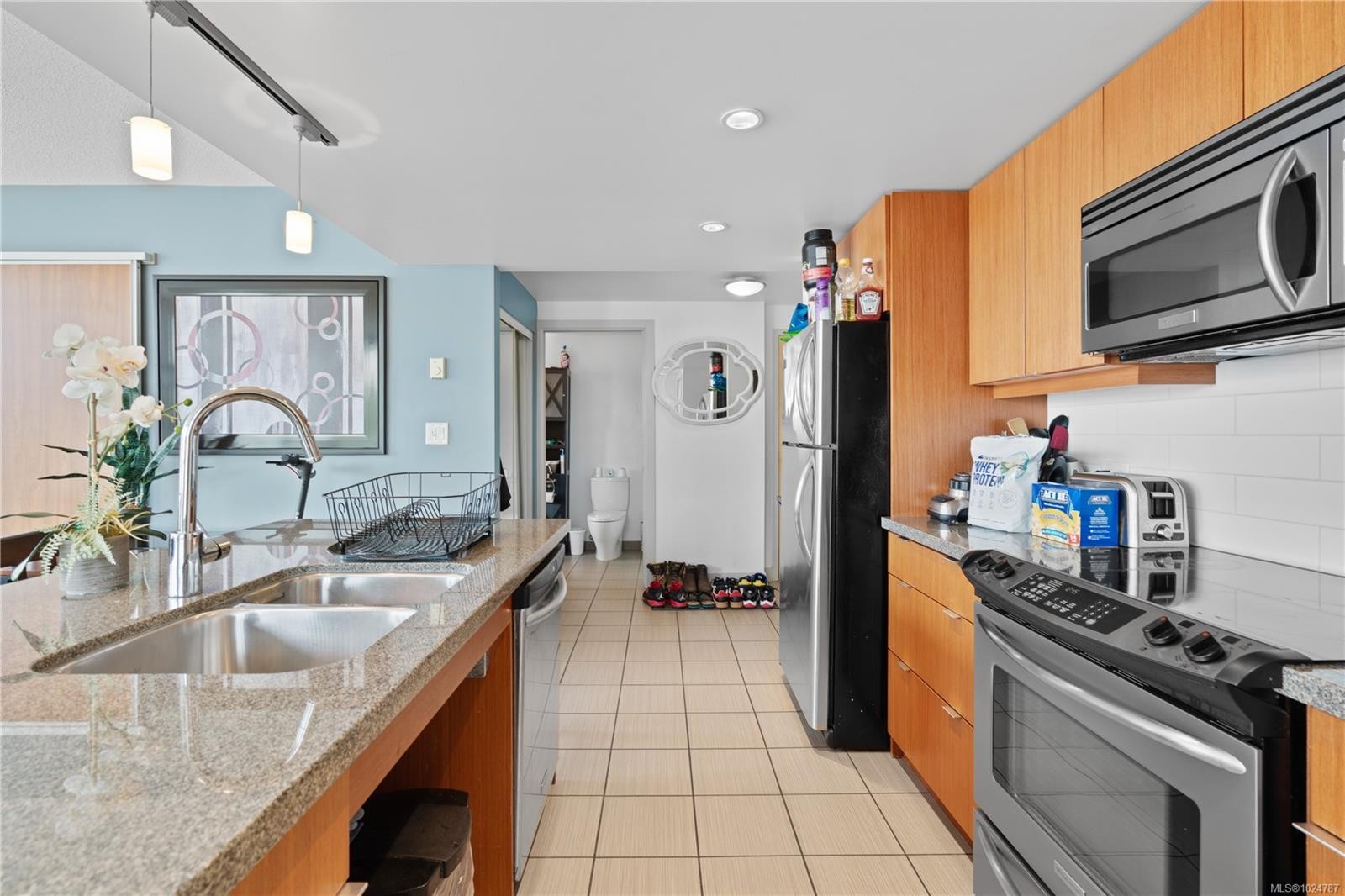 606-760 Johnson St, Victoria, BC - Indoor Photo Showing Kitchen With Double Sink With Upgraded Kitchen