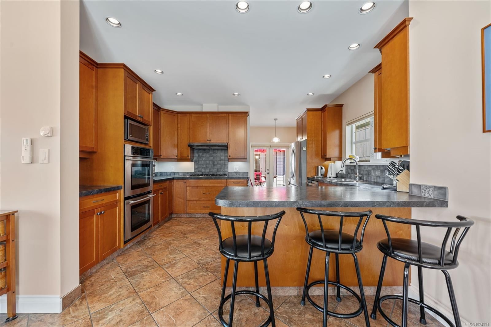 1286 Ocean View Dr, Saanich, BC