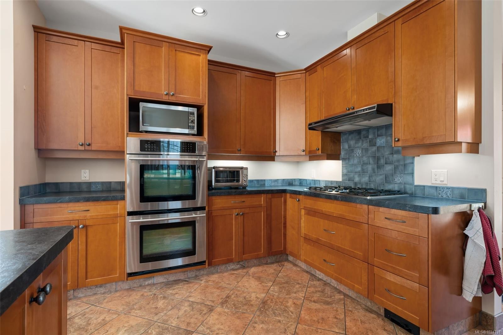 1286 Ocean View Dr, Saanich, BC