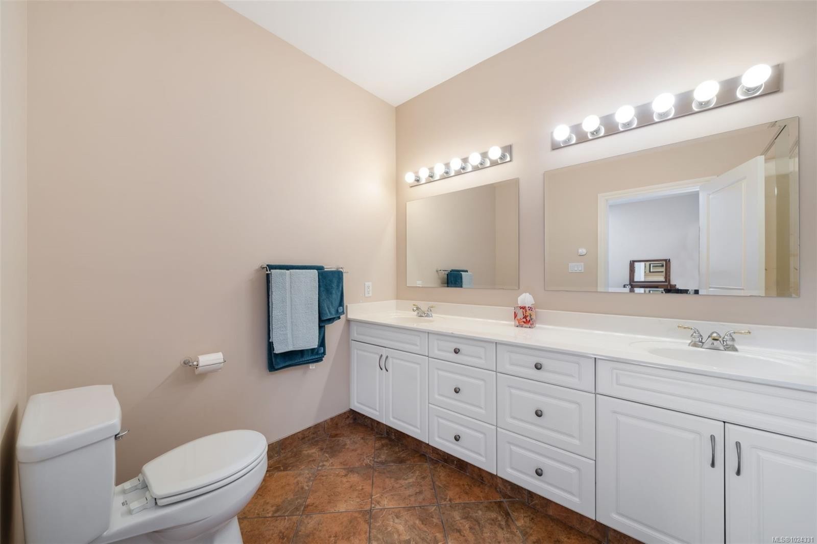 1286 Ocean View Dr, Saanich, BC