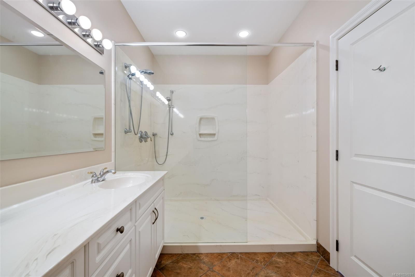 1286 Ocean View Dr, Saanich, BC